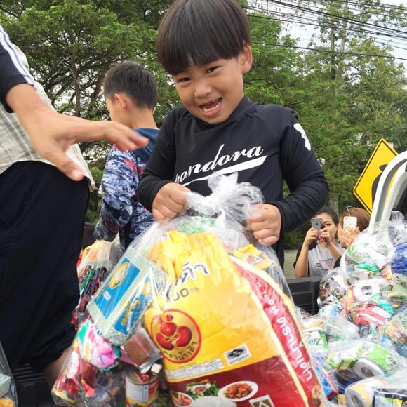 น้องออก้า ลงพื้นที่ช่วยเหลือน้ำท่วมภาคใต้ น้องออก้า ลงพื้นที่ช่วยเหลือน้ำท่วมภาคใต้