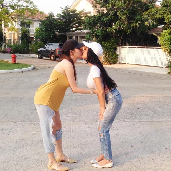 เอมมี่ อมลวรรณ เอมมี่ อมลวรรณ