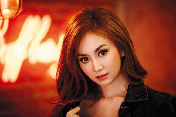 ไชยา มิตรชัย ควง น้องแป้ง พรภัสร์ชนก ถ่ายแบบนิตยสาร สุดสัปดาห์ ไชยา มิตรชัย ควง น้องแป้ง พรภัสร์ชนก ถ่ายแบบนิตยสาร สุดสัปดาห์