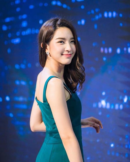 โม มนชนก ซุ่มคบ ไฮโซคฑา โม มนชนก ซุ่มคบ ไฮโซคฑา