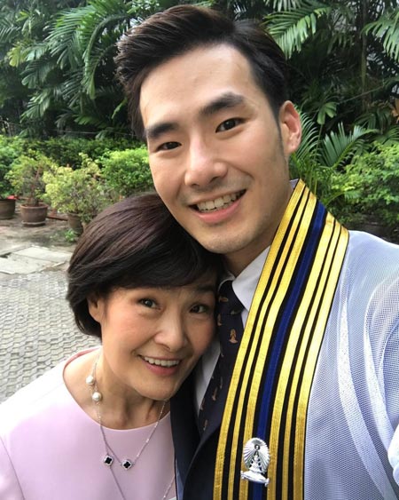 ภัทร ฉัตรบริรักษ์ รับปริญญา ภัทร ฉัตรบริรักษ์ รับปริญญา