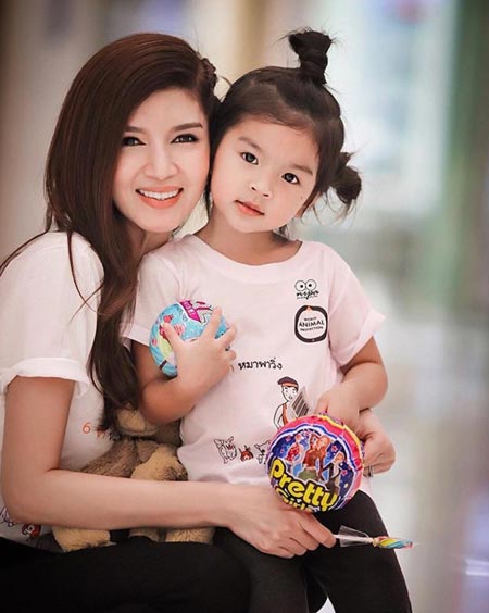 น้องมะลิ แม่โบว์ น้องมะลิ แม่โบว์