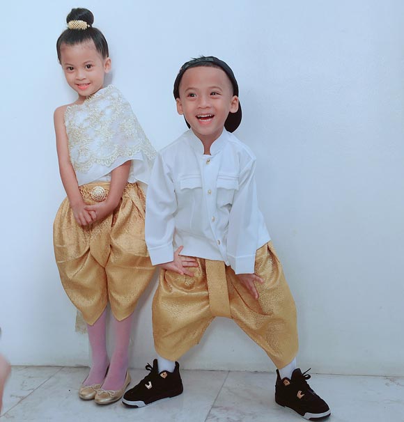 ลูกดารา แต่งชุดไทย วันลอยกระทง ลูกดารา แต่งชุดไทย วันลอยกระทง
