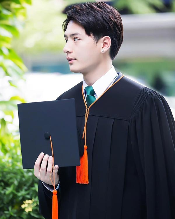 คริส พีรวัส คริส พีรวัส