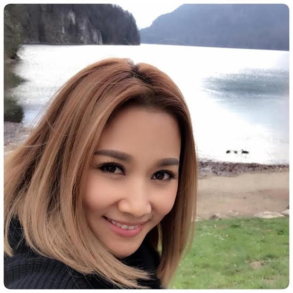 หญิง นราวัลย์ หญิง นราวัลย์