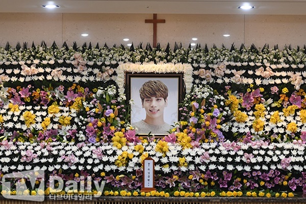 ไว้อาลัย จงฮยอน SHINee ไว้อาลัย จงฮยอน SHINee