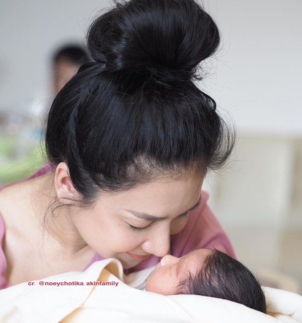 เนย โชติกา ไฮโซอาร์ม เนย โชติกา ไฮโซอาร์ม