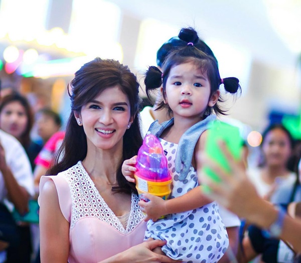 โบว์ แวนด้า โบว์ แวนด้า