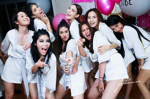 เค้ก ปาร์ตี้สละโสด มาร์กี้ ราศรี แซ่บสะท้านวงการ เค้ก ปาร์ตี้สละโสด มาร์กี้ ราศรี แซ่บสะท้านวงการ