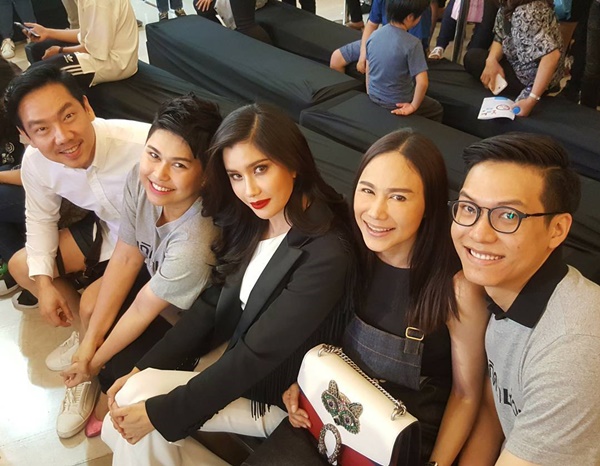 ซุปตาร์ร่วมใจ ช่วยเหลือพี่น้องชาวใต้ ในงานตัดช่วยใต้ ซุปตาร์ร่วมใจ ช่วยเหลือพี่น้องชาวใต้ ในงานตัดช่วยใต้