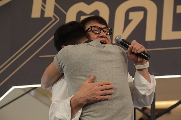 ซุปตาร์ร่วมใจ ช่วยเหลือพี่น้องชาวใต้ ในงานตัดช่วยใต้ ซุปตาร์ร่วมใจ ช่วยเหลือพี่น้องชาวใต้ ในงานตัดช่วยใต้