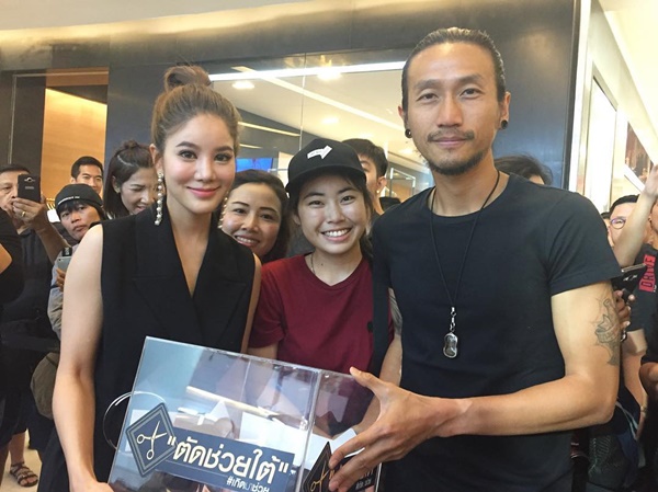 ซุปตาร์ร่วมใจ ช่วยเหลือพี่น้องชาวใต้ ในงานตัดช่วยใต้ ซุปตาร์ร่วมใจ ช่วยเหลือพี่น้องชาวใต้ ในงานตัดช่วยใต้