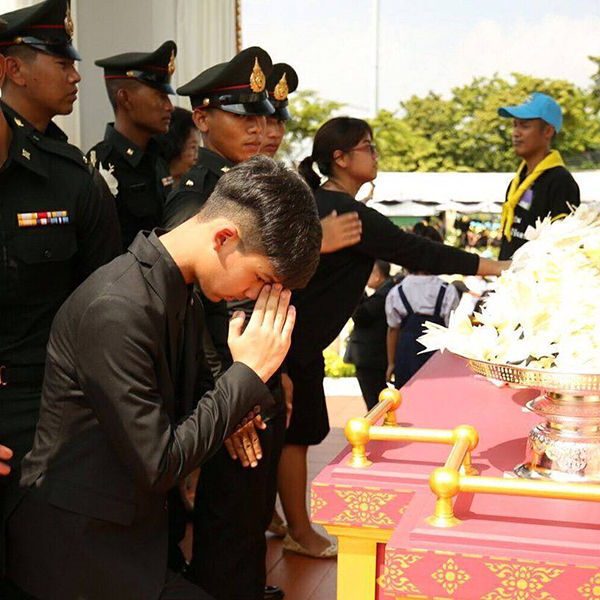 วางดอกไม้จันทน์ วางดอกไม้จันทน์