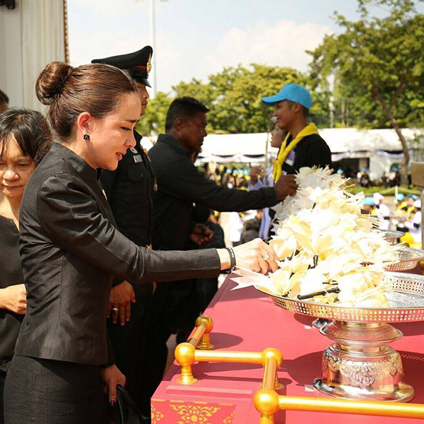 วางดอกไม้จันทน์ วางดอกไม้จันทน์