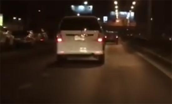 คู่กรณีเฉี่ยวพ่อโดนัท แล้วหนี เข้ามอบตัวแล้วหลังเห็นคลิป-ยินดีรับผิดชอบ ! คู่กรณีเฉี่ยวพ่อโดนัท แล้วหนี เข้ามอบตัวแล้วหลังเห็นคลิป-ยินดีรับผิดชอบ !