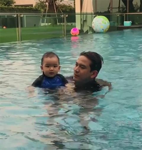 เปิดภาพครอบครัวแสนสุข ป๋อ เอ๋ เล่นน้ำกับลูก ๆ ในสระว่ายน้ำที่บ้าน เปิดภาพครอบครัวแสนสุข ป๋อ เอ๋ เล่นน้ำกับลูก ๆ ในสระว่ายน้ำที่บ้าน
