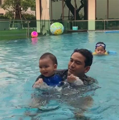 เปิดภาพครอบครัวแสนสุข ป๋อ เอ๋ เล่นน้ำกับลูก ๆ ในสระว่ายน้ำที่บ้าน เปิดภาพครอบครัวแสนสุข ป๋อ เอ๋ เล่นน้ำกับลูก ๆ ในสระว่ายน้ำที่บ้าน