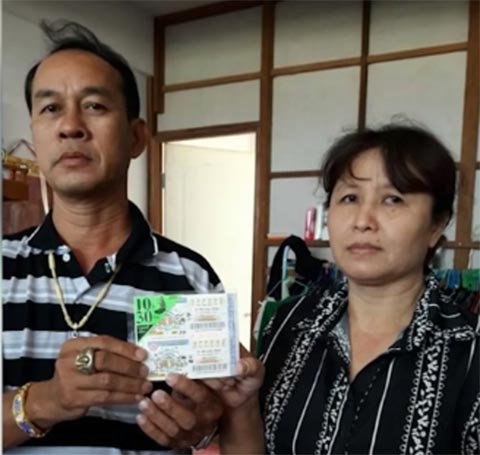 หญิงวัย 48 ดวงเฮง ถูกรางวัลที่ 1 เต็ม ๆ 10 คู่ รับ 60 ล้านบาท หญิงวัย 48 ดวงเฮง ถูกรางวัลที่ 1 เต็ม ๆ 10 คู่ รับ 60 ล้านบาท