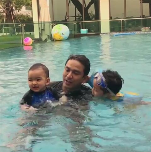 เปิดภาพครอบครัวแสนสุข ป๋อ เอ๋ เล่นน้ำกับลูก ๆ ในสระว่ายน้ำที่บ้าน เปิดภาพครอบครัวแสนสุข ป๋อ เอ๋ เล่นน้ำกับลูก ๆ ในสระว่ายน้ำที่บ้าน