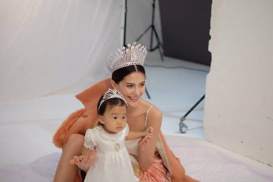 มารีญา จูงมือ น้องเป่าเปา ถ่ายแบบ มารีญา จูงมือ น้องเป่าเปา ถ่ายแบบ