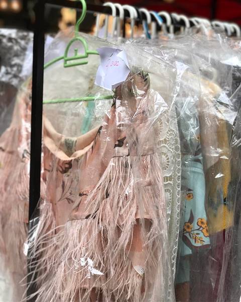 กรุแม่แตก !! อั้ม พัชราภา ขนแบรนด์เนมเลหลัง ถูกสุด ๆ แค่ 300 ทำห้างแทบแตก กรุแม่แตก !! อั้ม พัชราภา ขนแบรนด์เนมเลหลัง ถูกสุด ๆ แค่ 300 ทำห้างแทบแตก