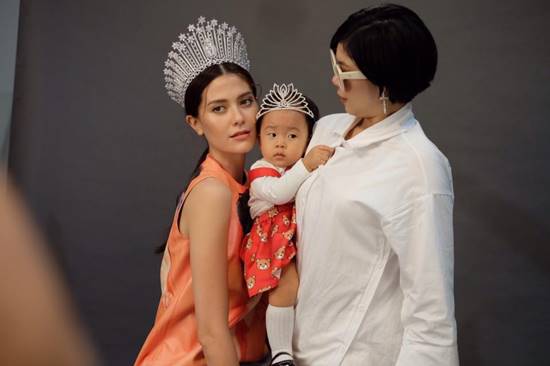 มารีญา จูงมือ น้องเป่าเปา ถ่ายแบบ มารีญา จูงมือ น้องเป่าเปา ถ่ายแบบ