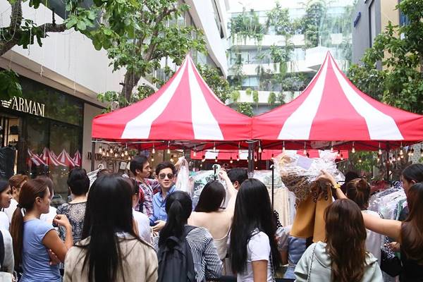 กรุแม่แตก !! อั้ม พัชราภา ขนแบรนด์เนมเลหลัง ถูกสุด ๆ แค่ 300 ทำห้างแทบแตก กรุแม่แตก !! อั้ม พัชราภา ขนแบรนด์เนมเลหลัง ถูกสุด ๆ แค่ 300 ทำห้างแทบแตก