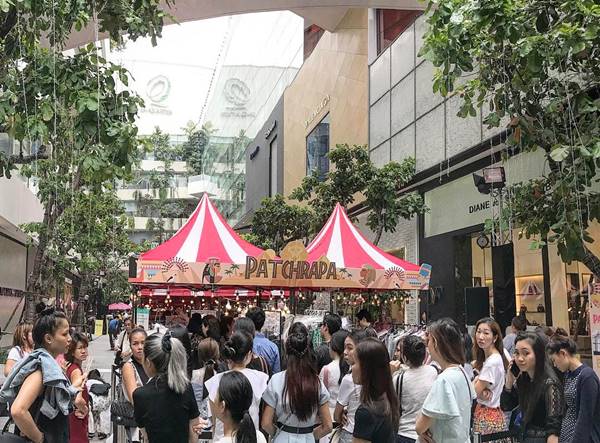 กรุแม่แตก !! อั้ม พัชราภา ขนแบรนด์เนมเลหลัง ถูกสุด ๆ แค่ 300 ทำห้างแทบแตก กรุแม่แตก !! อั้ม พัชราภา ขนแบรนด์เนมเลหลัง ถูกสุด ๆ แค่ 300 ทำห้างแทบแตก