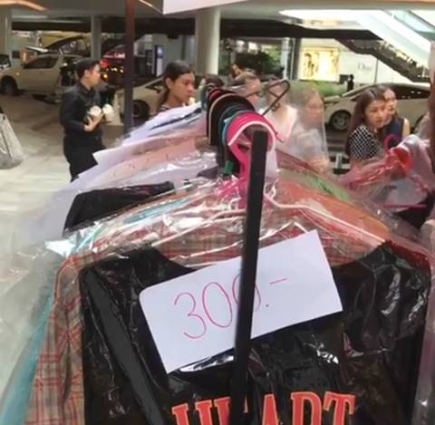 กรุแม่แตก !! อั้ม พัชราภา ขนแบรนด์เนมเลหลัง ถูกสุด ๆ แค่ 300 ทำห้างแทบแตก กรุแม่แตก !! อั้ม พัชราภา ขนแบรนด์เนมเลหลัง ถูกสุด ๆ แค่ 300 ทำห้างแทบแตก