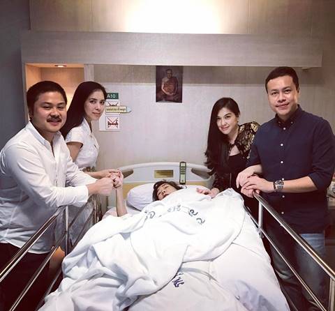 เหนื่อยแค่ไหนก็ยอม โบ-แบม ทำหน้าที่ลูกที่ดี ช่วยกันดูแลเมื่อคุณแม่ป่วย เหนื่อยแค่ไหนก็ยอม โบ-แบม ทำหน้าที่ลูกที่ดี ช่วยกันดูแลเมื่อคุณแม่ป่วย