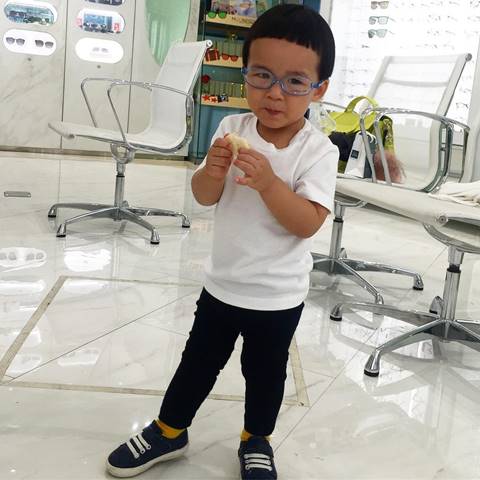 น้องออกู๊ด กับลุคใหม่ กลายเป็นหนุ่มน้อยใส่แว่น-แก้ไขปัญหาสายตายาว น้องออกู๊ด กับลุคใหม่ กลายเป็นหนุ่มน้อยใส่แว่น-แก้ไขปัญหาสายตายาว