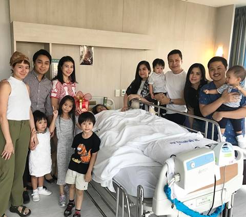 เหนื่อยแค่ไหนก็ยอม โบ-แบม ทำหน้าที่ลูกที่ดี ช่วยกันดูแลเมื่อคุณแม่ป่วย เหนื่อยแค่ไหนก็ยอม โบ-แบม ทำหน้าที่ลูกที่ดี ช่วยกันดูแลเมื่อคุณแม่ป่วย