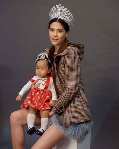 มารีญา จูงมือ น้องเป่าเปา ถ่ายแบบ มารีญา จูงมือ น้องเป่าเปา ถ่ายแบบ