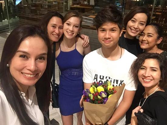 หล่อได้แม่ ! น้องอีตั้น ลูกหมิว ลลิตา อวดมาดนายแบบเป๊ะทุกย่างก้าว หล่อได้แม่ ! น้องอีตั้น ลูกหมิว ลลิตา อวดมาดนายแบบเป๊ะทุกย่างก้าว