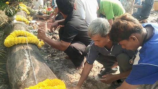 หนุ่มขุดบ่อเลี้ยงปลากลางนา เจอต้นตะเคียนทองยักษ์ ชาวบ้านแห่ขอเลขเด็ด หนุ่มขุดบ่อเลี้ยงปลากลางนา เจอต้นตะเคียนทองยักษ์ ชาวบ้านแห่ขอเลขเด็ด