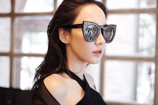 กรุแม่แตก !! อั้ม พัชราภา ขนแบรนด์เนมเลหลัง ถูกสุด ๆ แค่ 300 ทำห้างแทบแตก กรุแม่แตก !! อั้ม พัชราภา ขนแบรนด์เนมเลหลัง ถูกสุด ๆ แค่ 300 ทำห้างแทบแตก