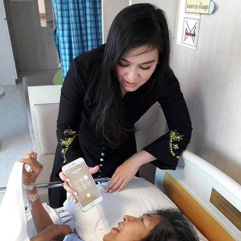 เหนื่อยแค่ไหนก็ยอม โบ-แบม ทำหน้าที่ลูกที่ดี ช่วยกันดูแลเมื่อคุณแม่ป่วย เหนื่อยแค่ไหนก็ยอม โบ-แบม ทำหน้าที่ลูกที่ดี ช่วยกันดูแลเมื่อคุณแม่ป่วย