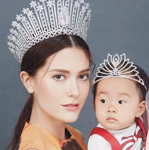 มารีญา จูงมือ น้องเป่าเปา ถ่ายแบบ มารีญา จูงมือ น้องเป่าเปา ถ่ายแบบ