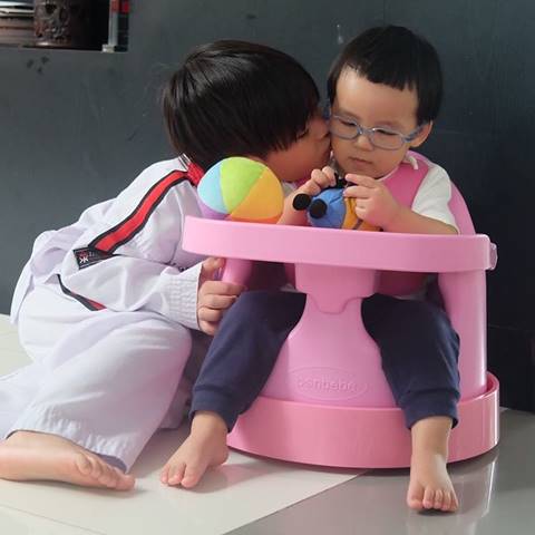 น้องออกู๊ด กับลุคใหม่ กลายเป็นหนุ่มน้อยใส่แว่น-แก้ไขปัญหาสายตายาว น้องออกู๊ด กับลุคใหม่ กลายเป็นหนุ่มน้อยใส่แว่น-แก้ไขปัญหาสายตายาว