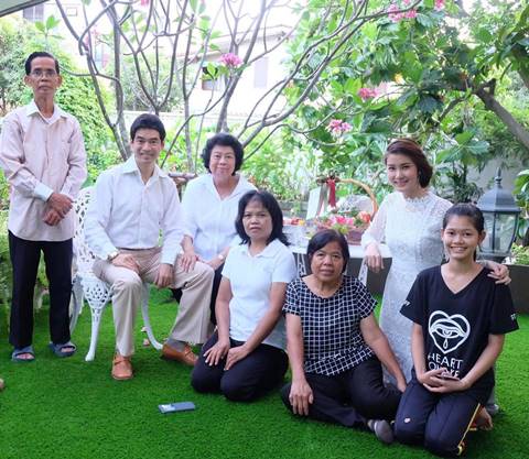 จิ๊บ จ๊ะจ๋า รดน้ำดำหัวผู้ใหญ่ในวันสงกรานต์ ไฟเขียวขนาดนี้ ใกล้มีข่าวดียังเอ่ย ? จิ๊บ จ๊ะจ๋า รดน้ำดำหัวผู้ใหญ่ในวันสงกรานต์ ไฟเขียวขนาดนี้ ใกล้มีข่าวดียังเอ่ย ?