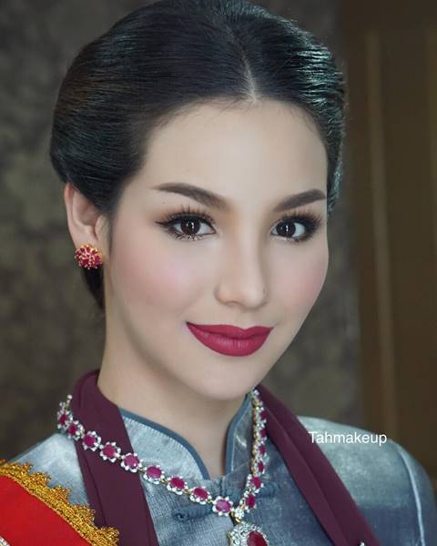 จูลี่ The Face 3 มาในลุค นางสงกรานต์พระประแดง สวยแจ่ม งามอย่างไทย จูลี่ The Face 3 มาในลุค นางสงกรานต์พระประแดง สวยแจ่ม งามอย่างไทย