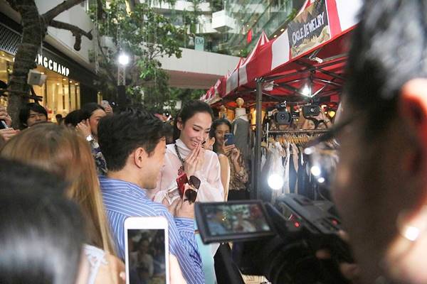 กรุแม่แตก !! อั้ม พัชราภา ขนแบรนด์เนมเลหลัง ถูกสุด ๆ แค่ 300 ทำห้างแทบแตก กรุแม่แตก !! อั้ม พัชราภา ขนแบรนด์เนมเลหลัง ถูกสุด ๆ แค่ 300 ทำห้างแทบแตก