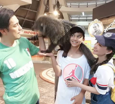 หนุ่ม ศรราม จูงมือ นิโคล ไปส่ง น้องทิกเกอร์ หนุ่ม ศรราม จูงมือ นิโคล ไปส่ง น้องทิกเกอร์