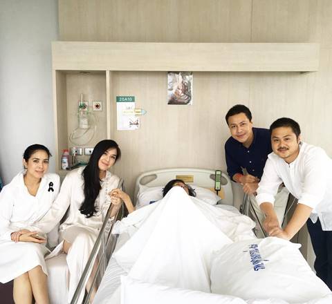 เหนื่อยแค่ไหนก็ยอม โบ-แบม ทำหน้าที่ลูกที่ดี ช่วยกันดูแลเมื่อคุณแม่ป่วย เหนื่อยแค่ไหนก็ยอม โบ-แบม ทำหน้าที่ลูกที่ดี ช่วยกันดูแลเมื่อคุณแม่ป่วย