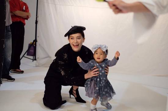 มารีญา จูงมือ น้องเป่าเปา ถ่ายแบบ มารีญา จูงมือ น้องเป่าเปา ถ่ายแบบ