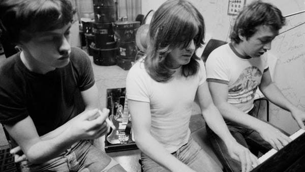 ยัง มือกีตาร์ AC/DC ยัง มือกีตาร์ AC/DC