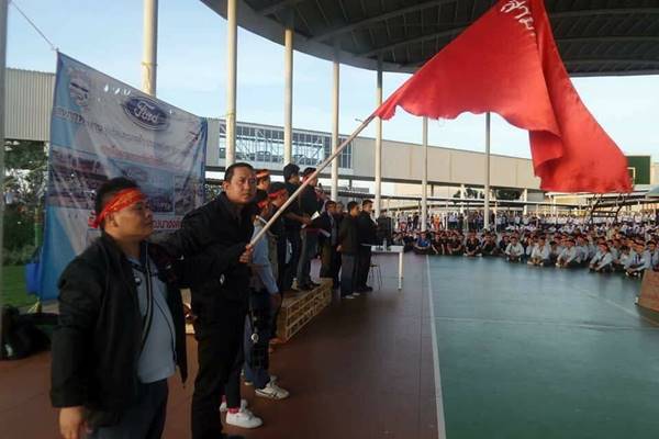 พนักงานโรงงาน รวมตัวร้องเพิ่มโบนัสปลายปี พนักงานโรงงาน รวมตัวร้องเพิ่มโบนัสปลายปี