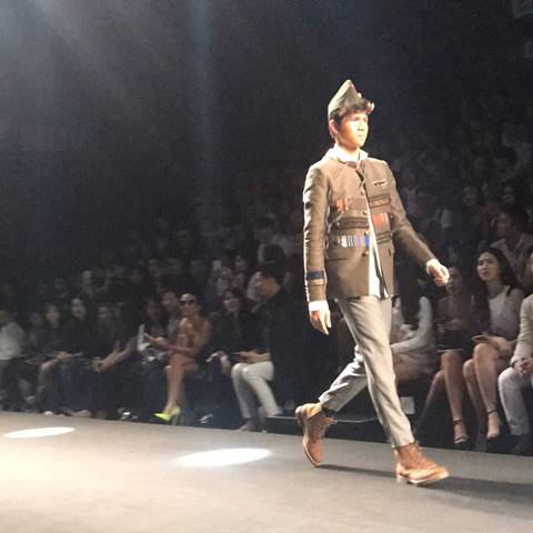 หล่อได้แม่ ! น้องอีตั้น ลูกหมิว ลลิตา อวดมาดนายแบบเป๊ะทุกย่างก้าว หล่อได้แม่ ! น้องอีตั้น ลูกหมิว ลลิตา อวดมาดนายแบบเป๊ะทุกย่างก้าว