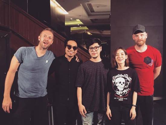 ทอม Room39 สุดปลื้ม ได้ใกล้ชิดและสัมภาษณ์วง Coldplay ก่อนขึ้นคอนเสิร์ต ทอม Room39 สุดปลื้ม ได้ใกล้ชิดและสัมภาษณ์วง Coldplay ก่อนขึ้นคอนเสิร์ต