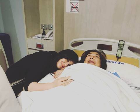 เหนื่อยแค่ไหนก็ยอม โบ-แบม ทำหน้าที่ลูกที่ดี ช่วยกันดูแลเมื่อคุณแม่ป่วย เหนื่อยแค่ไหนก็ยอม โบ-แบม ทำหน้าที่ลูกที่ดี ช่วยกันดูแลเมื่อคุณแม่ป่วย